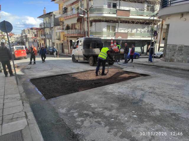 Έργα ασφαλτόστρωσης από τη ΔΕΥΑΝ – 50 τόνοι πίσσας σε μία ημέρα
